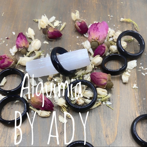 Black onyx carved gem ring - Picture 1 of 2